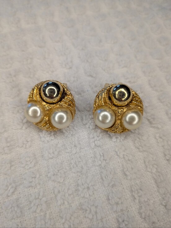 Jewelry - Vintage Faux Pearl Textured Gold Tone Clip On Earrings